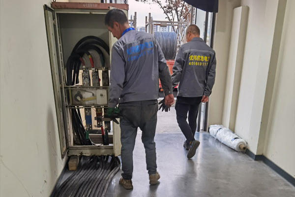 罗平柴油发电机组的输出电压调节方式对设备性能有哪些影响？