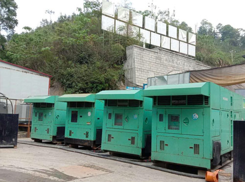 罗平先进的应急发电机系统中智能监测和控制系统如何确保电压稳定？