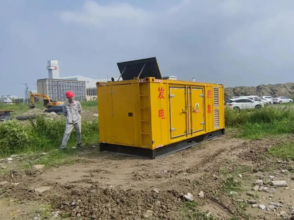 罗平如何判断柴油发电机组的电瓶是否处于充满电状态？