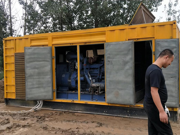 罗平进行柴油发电机组电瓶容量测试时，有哪些注意事项？