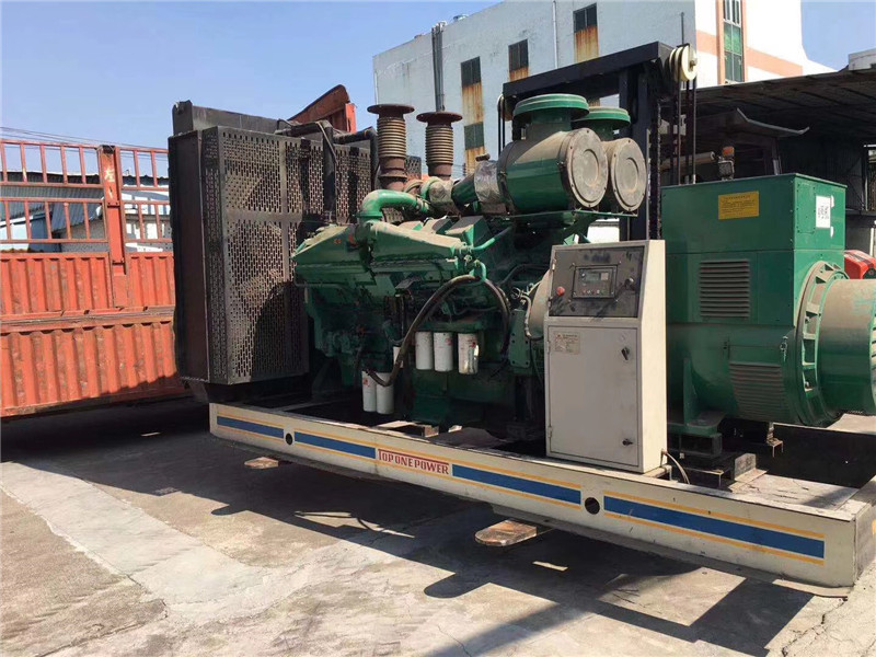 罗平如何判断柴油发电机组的机油温度是否达到了合适的预热温度？